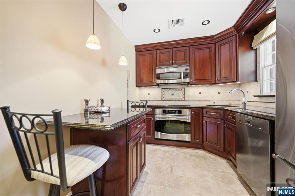 137A South Maple Avenue, Unit B Park Ridge, NJ 07656 - Photo 8 of 26