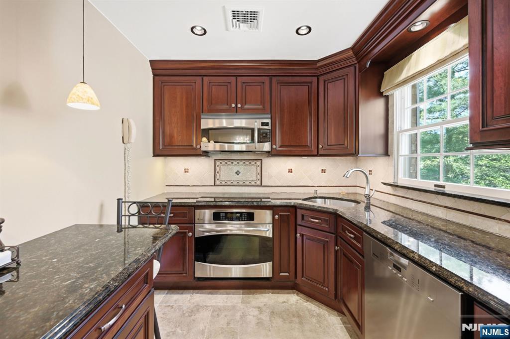 137A South Maple Avenue, Unit B Park Ridge, NJ 07656 - Photo 9 of 26
