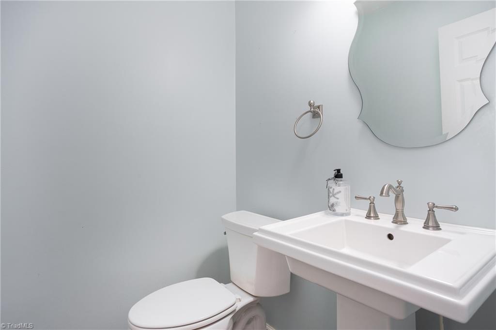 1607 Beechtree Road Greensboro, NC 27408 - Photo 21 of 47 Powder bath