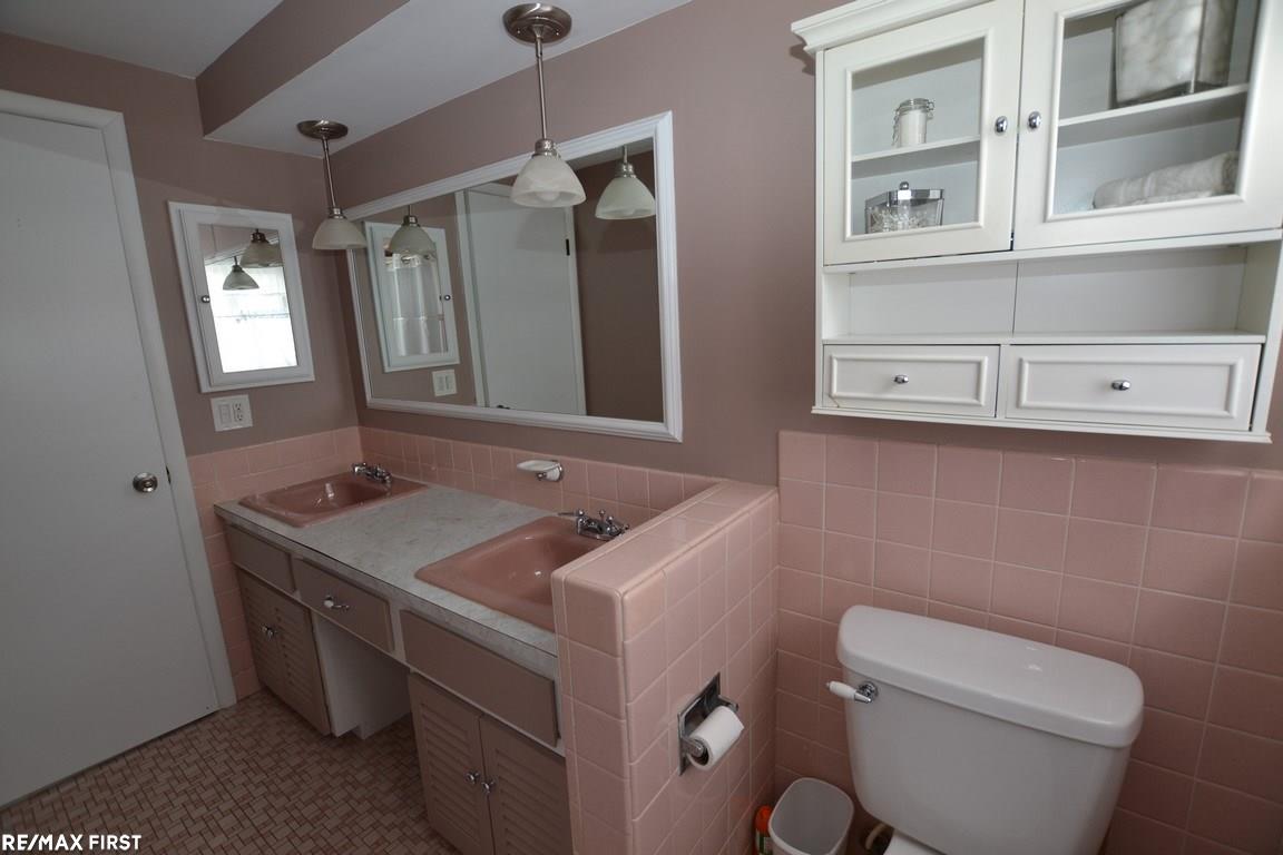 18525 Davidson Road Fraser, MI 48026 - Photo 19 of 43 31342126-18.JPG