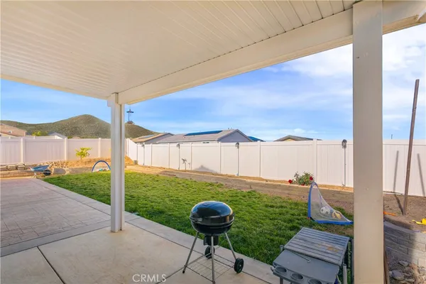 a view of a back yard