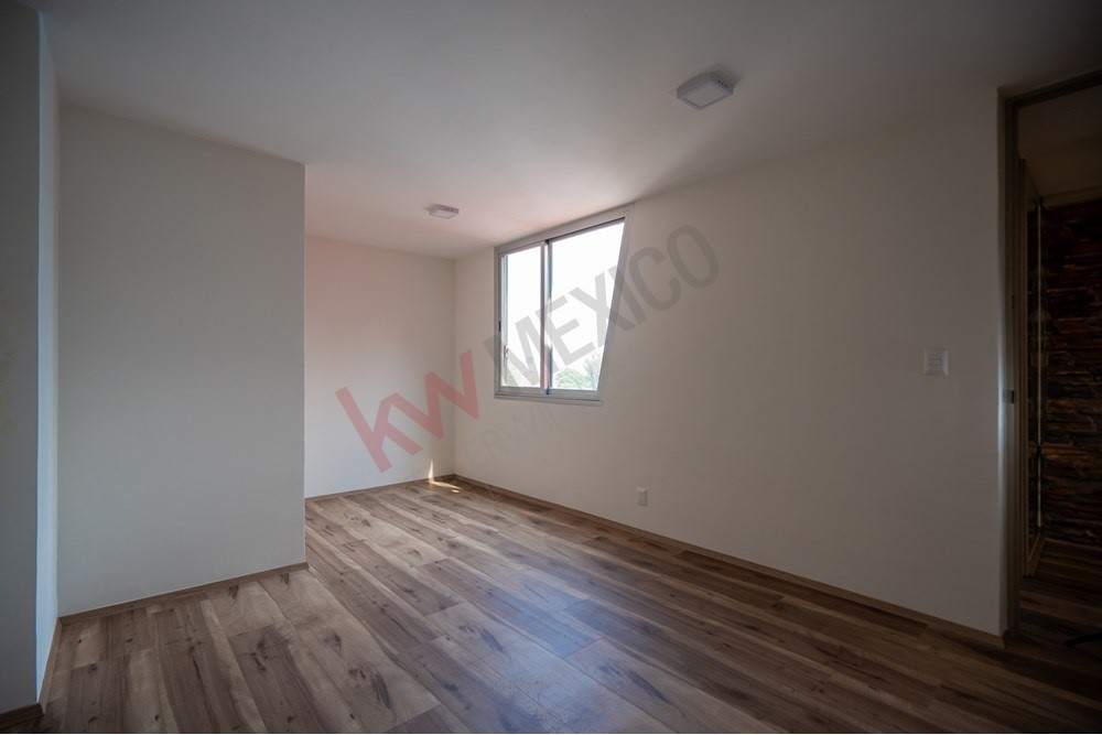 150 Viaducto Rio Becerra, Unit PH Alton Bay, CDMX 03810 - Photo 15 of 33 an empty room with wooden floor and windows