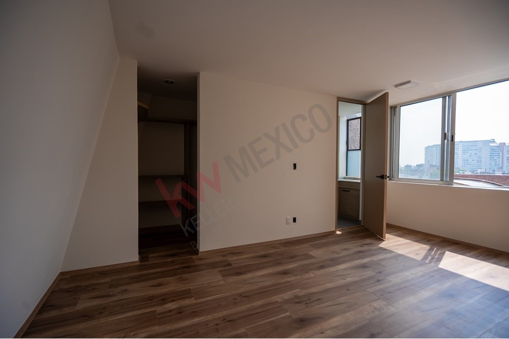 150 Viaducto Rio Becerra, Unit PH Alton Bay, CDMX 03810 - Photo 17 of 33 an empty room with wooden floor and windows