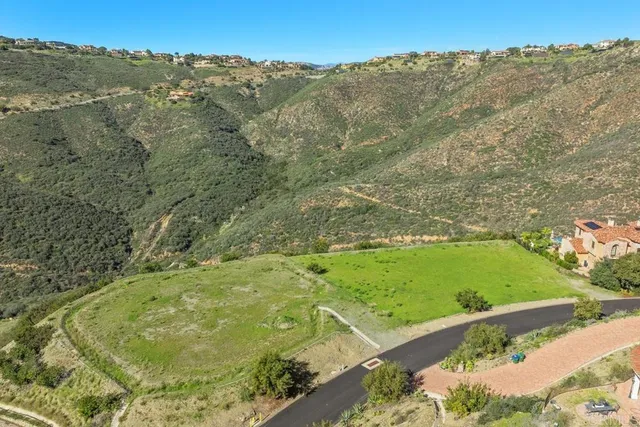 an aerial view of a yard