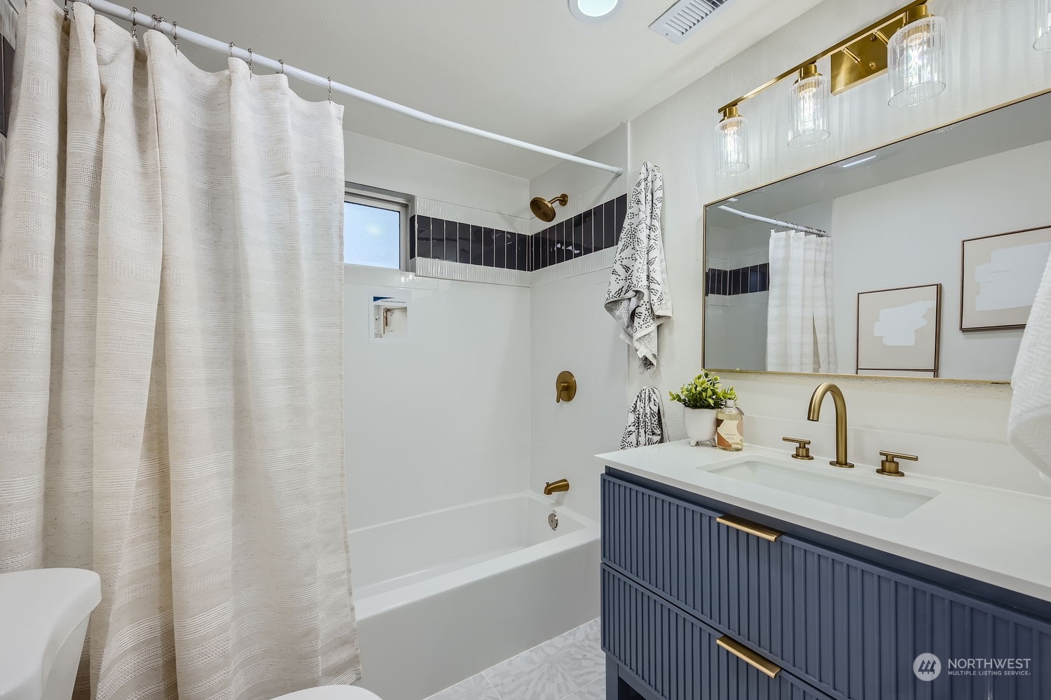 12033 Renton Avenue South Seattle, WA 98178 - Photo 16 of 30 Gallery Image 16