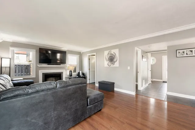 $389,000 | 24 Fillmore Lane, Streamwood, IL 60107