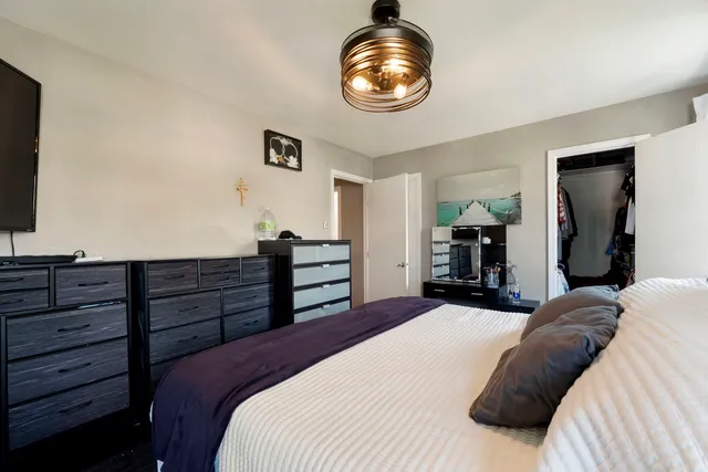 $389,000 | 24 Fillmore Lane, Streamwood, IL 60107