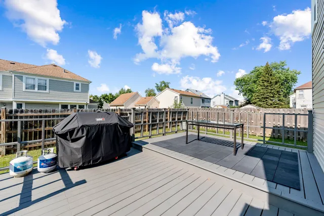 $389,000 | 24 Fillmore Lane, Streamwood, IL 60107