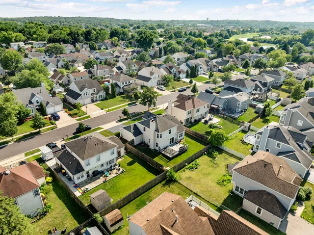 $389,000 | 24 Fillmore Lane, Streamwood, IL 60107