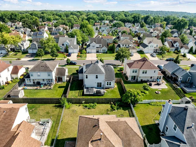 $389,000 | 24 Fillmore Lane, Streamwood, IL 60107