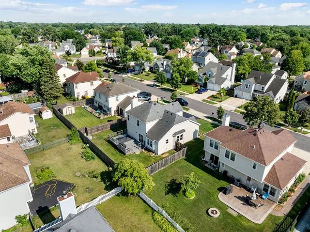 $389,000 | 24 Fillmore Lane, Streamwood, IL 60107