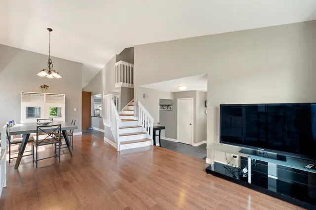 $389,000 | 24 Fillmore Lane, Streamwood, IL 60107