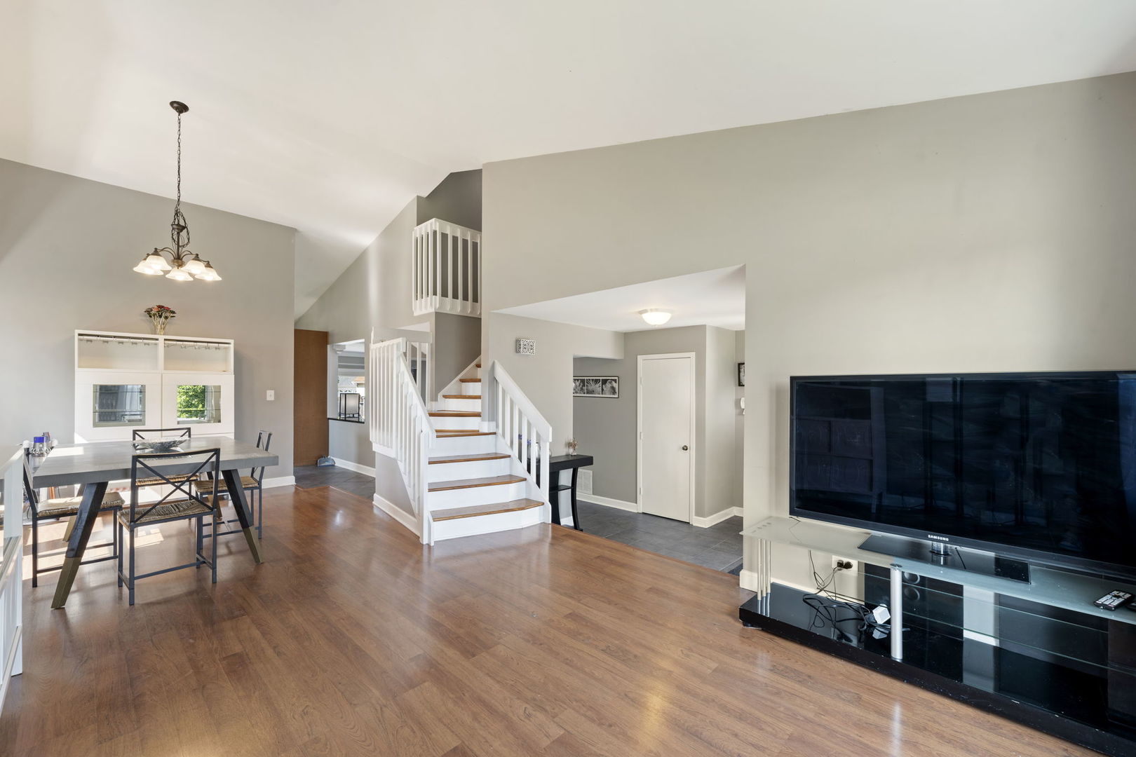 24 Fillmore Lane Streamwood, IL 60107 - Photo 5 of 35 a view of a livingroom with furniture and wooden floor