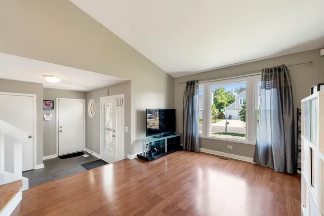 $389,000 | 24 Fillmore Lane, Streamwood, IL 60107