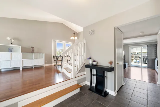 $389,000 | 24 Fillmore Lane, Streamwood, IL 60107