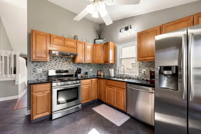 $389,000 | 24 Fillmore Lane, Streamwood, IL 60107