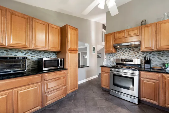 $389,000 | 24 Fillmore Lane, Streamwood, IL 60107