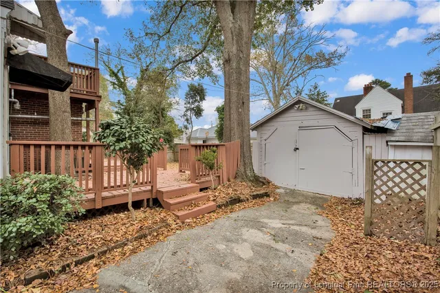 a view of a backyard