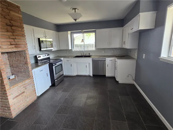 $2,400 | 441 Montclair Drive, Corpus Christi, TX 78412