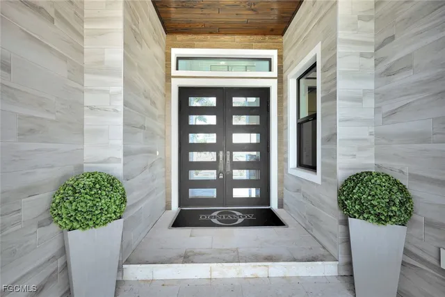 a view of entryway with a rug
