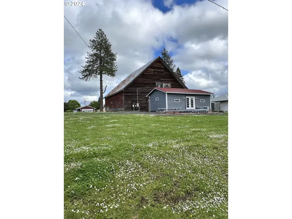 a view of a house with a yard