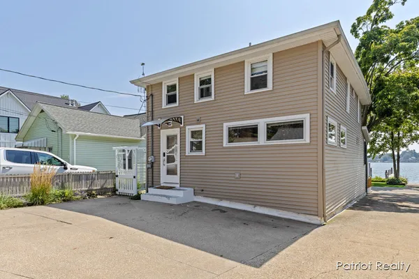 $1,250,000 | 16631 Lakeview Street, Spring Lake, MI 49456