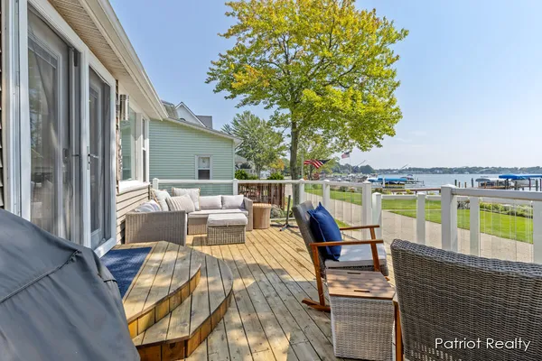 $1,250,000 | 16631 Lakeview Street, Spring Lake, MI 49456