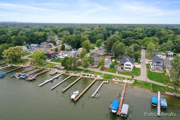 $1,250,000 | 16631 Lakeview Street, Spring Lake, MI 49456
