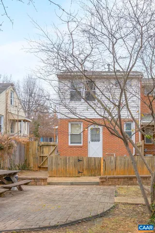 a view of a yard with a house