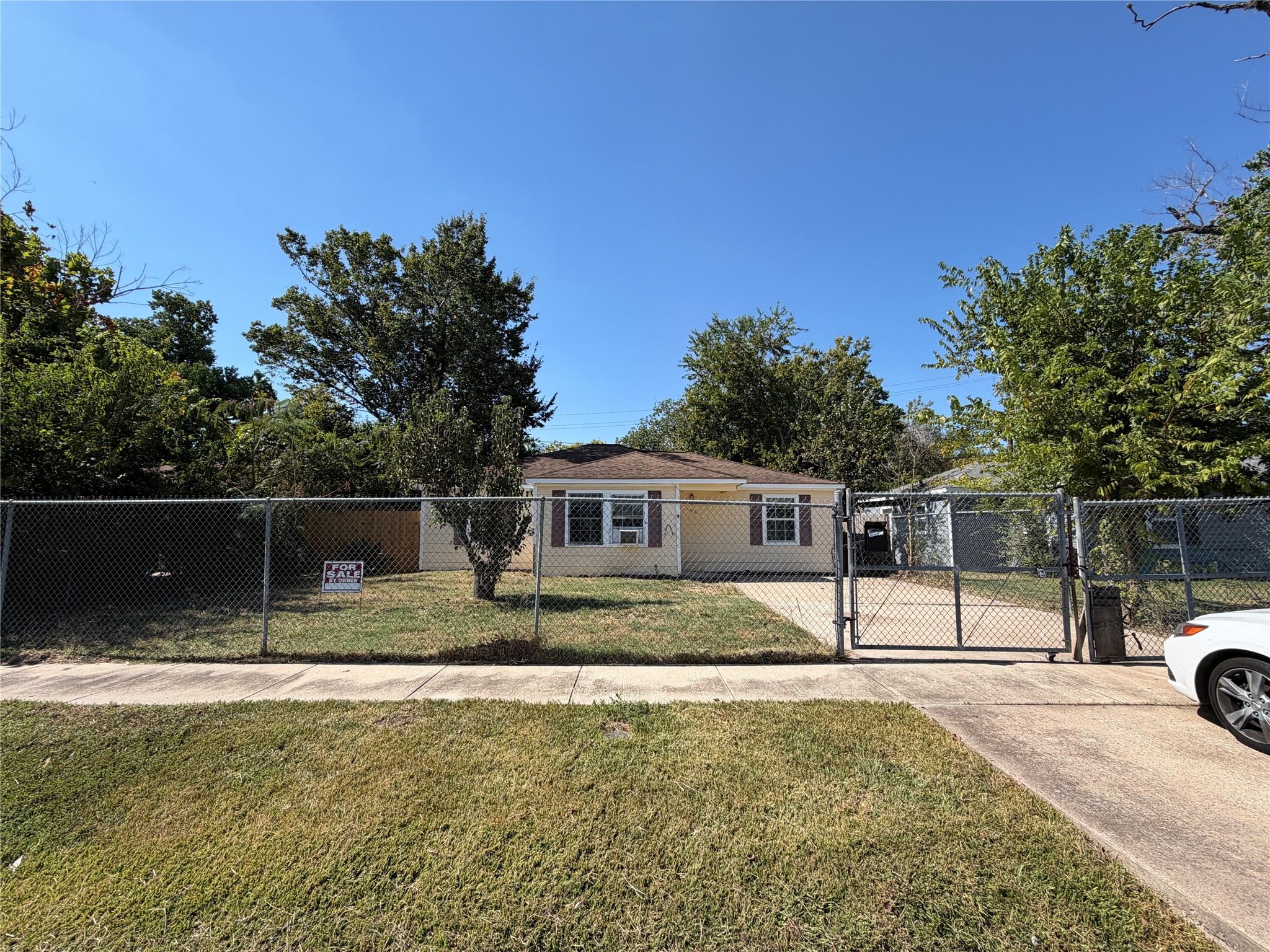 7606 Darnay Drive Houston, TX 77033 - Photo 3 of 11 a view of a house with backyard and sitting area