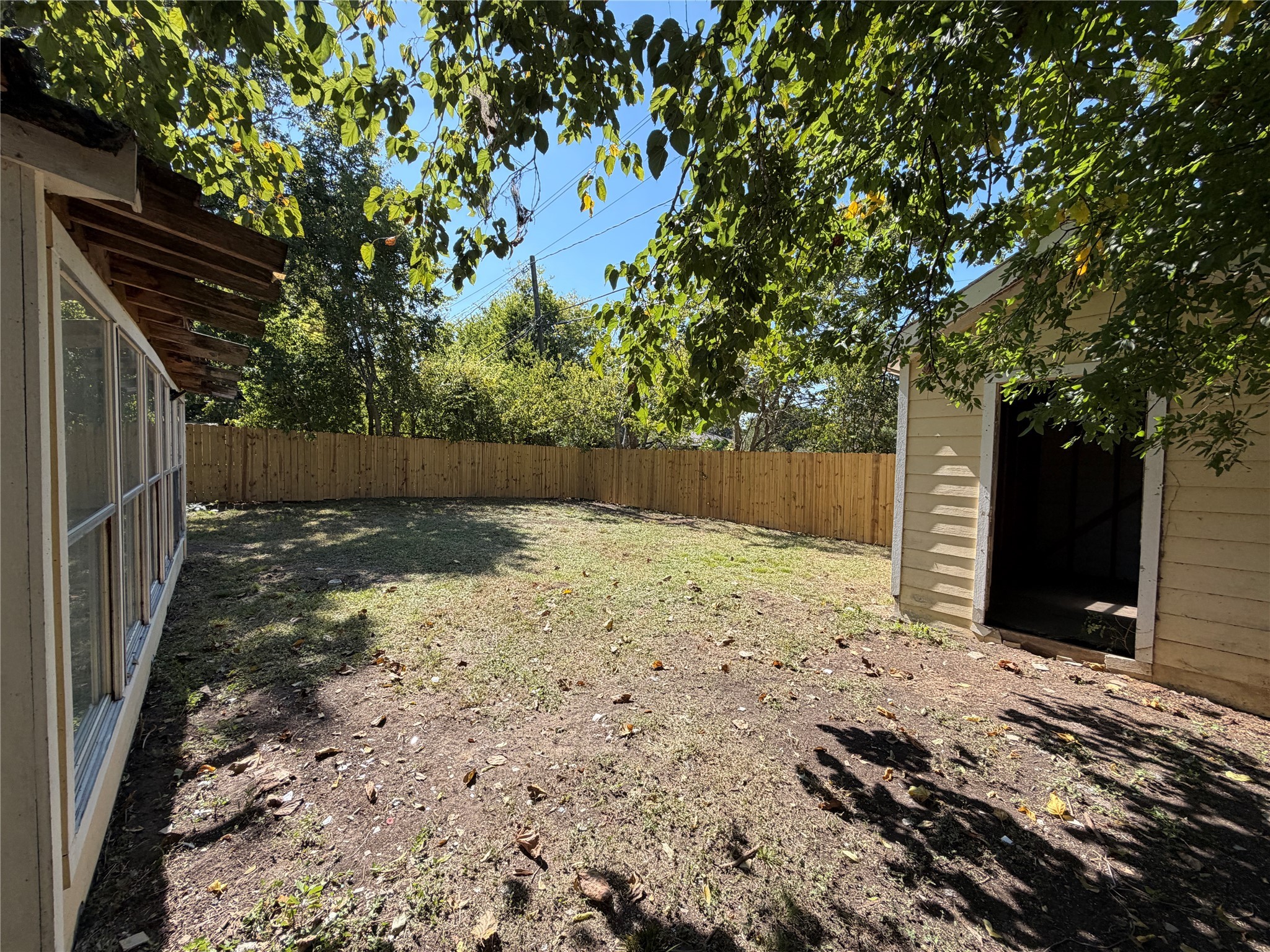 7606 Darnay Drive Houston, TX 77033 - Photo 4 of 11 a backyard of a house