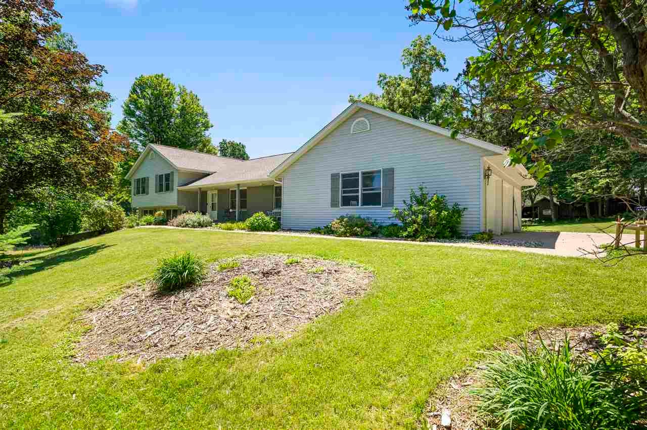 1802 Mehaffey Bridge Road Northeast Solon, IA 52333 - Photo 3 of 17 Gallery Image 3