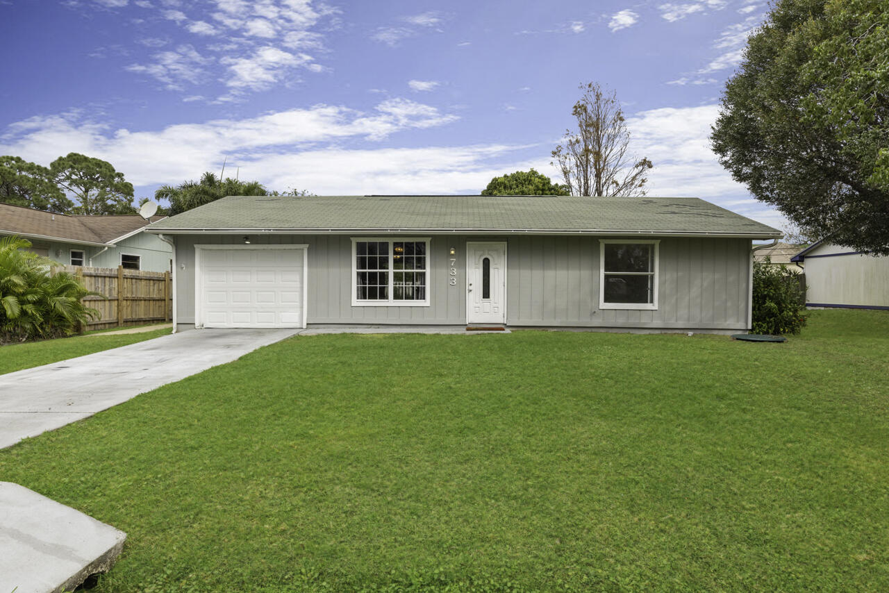 733 Southeast Academy Ln