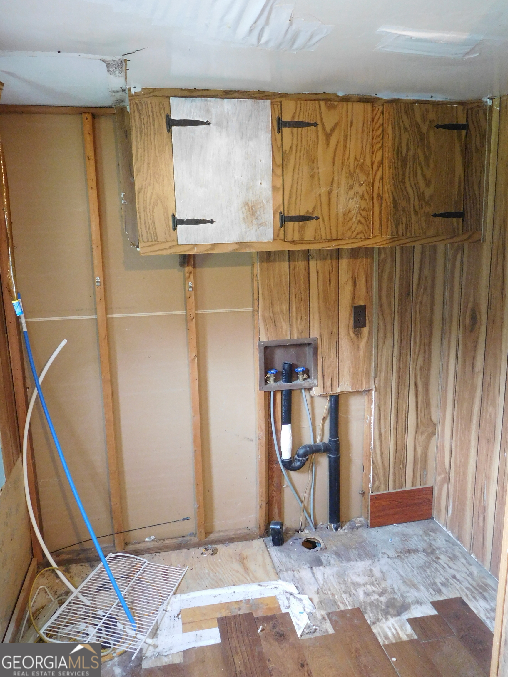 142 Ellis Road Southeast Rome, GA 30161 - Photo 12 of 21 a view of a room with rack on the wall and a window