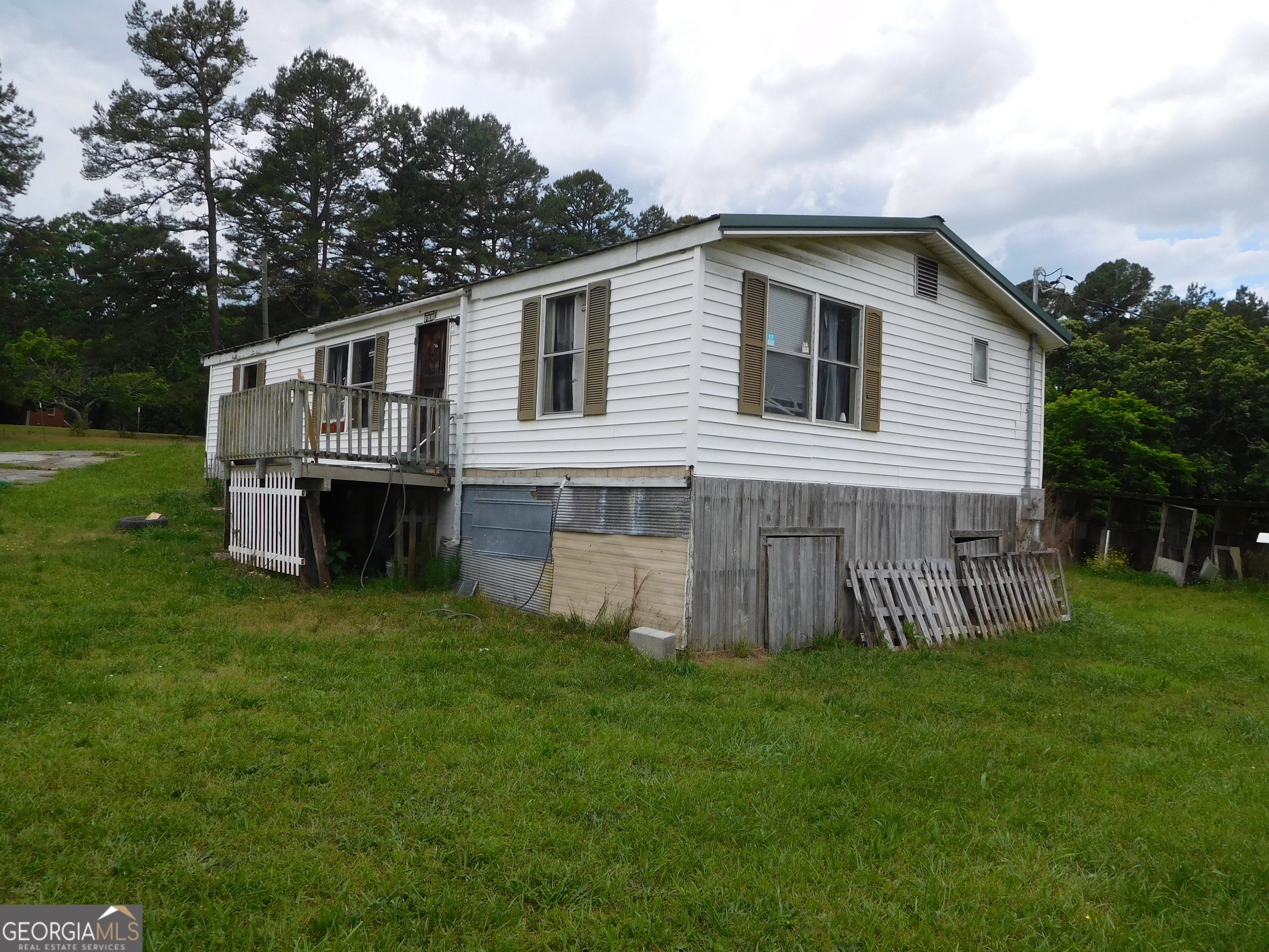 142 Ellis Road Southeast Rome, GA 30161 - Photo 4 of 21 a front view of house with yard and green space