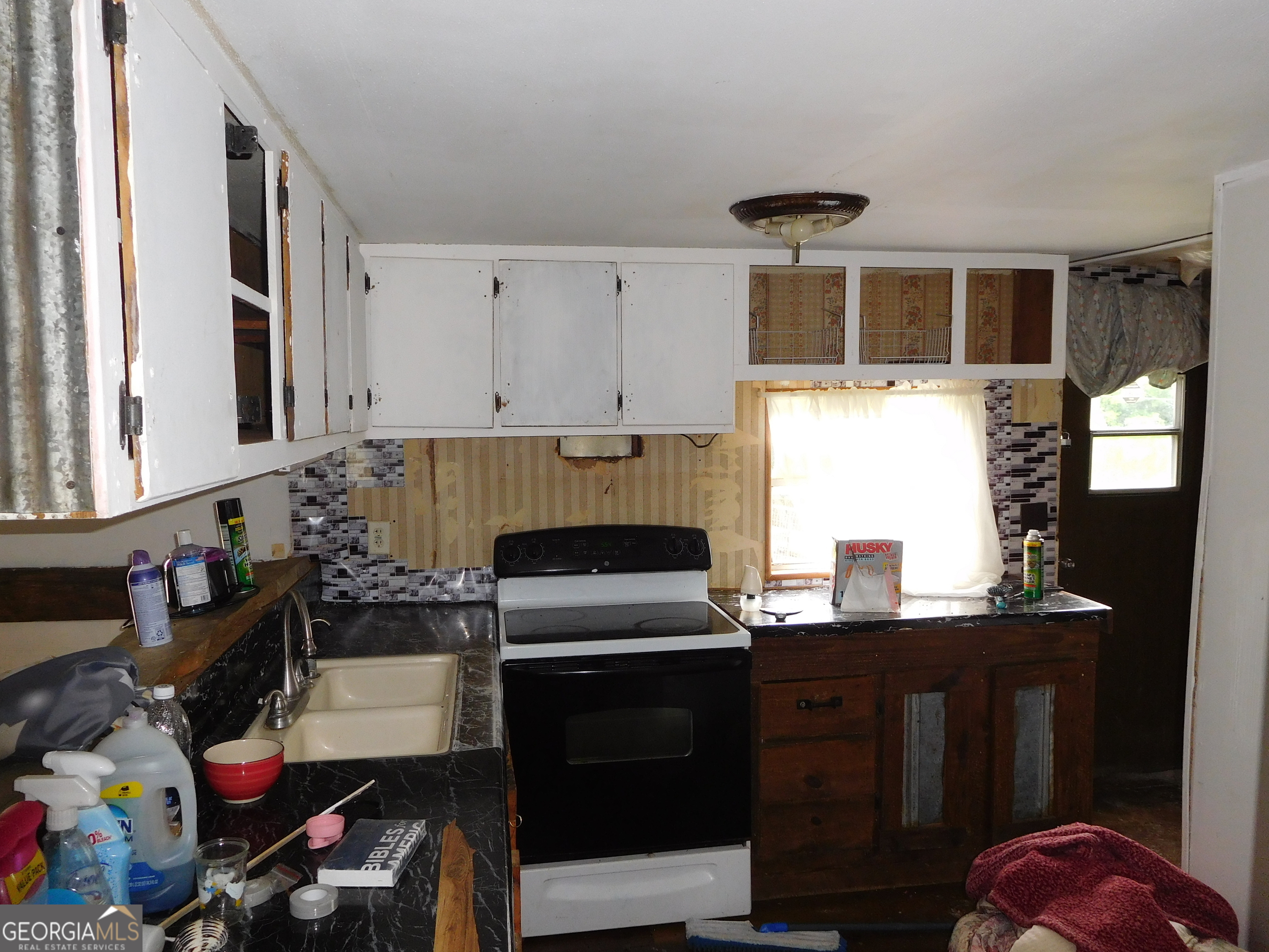 142 Ellis Road Southeast Rome, GA 30161 - Photo 10 of 21 a kitchen with granite countertop a sink stove and cabinets