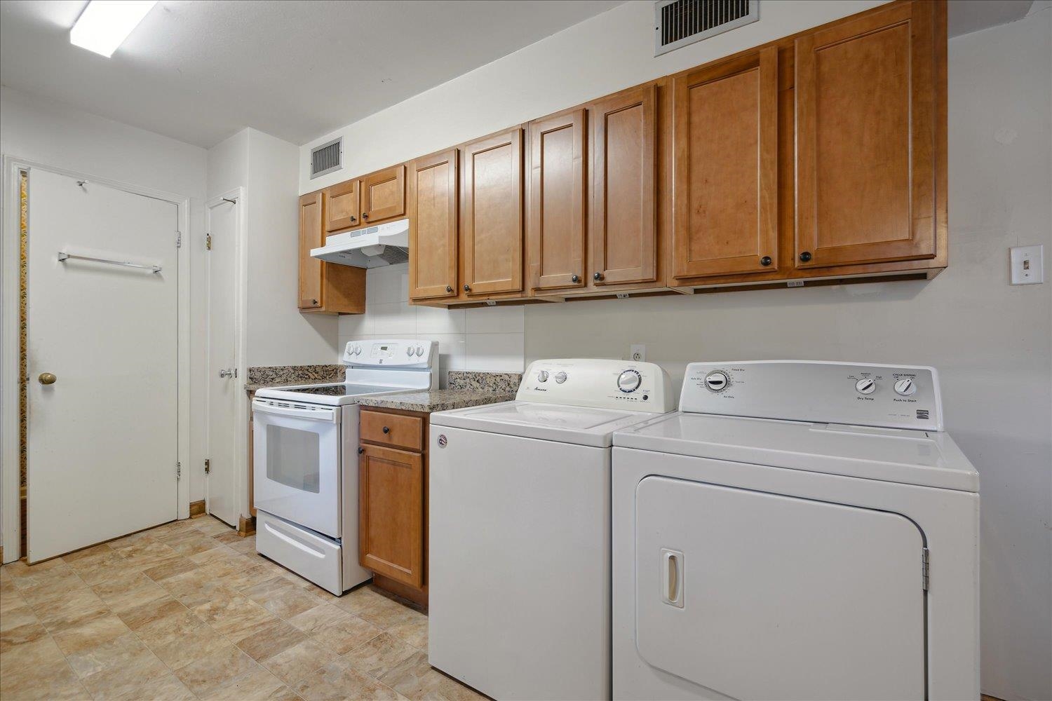 1072 Ivy Road Memphis, TN 38117 - Photo 12 of 35 a utility room with dryer and washer