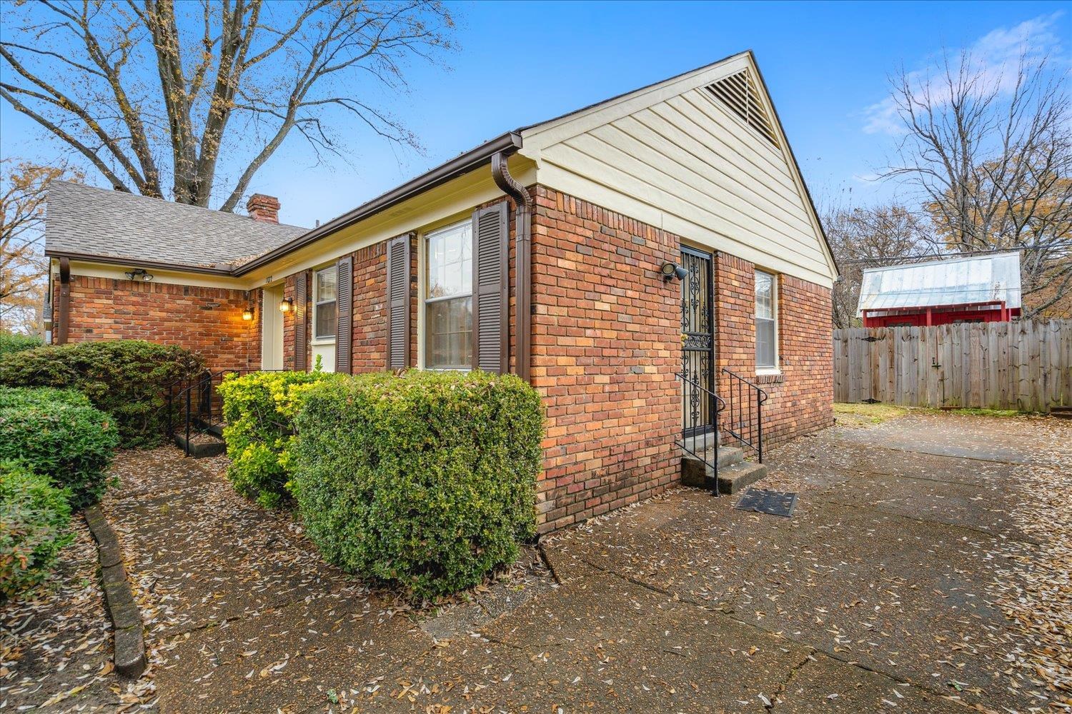 1072 Ivy Road Memphis, TN 38117 - Photo 6 of 35 a front view of a house with garden
