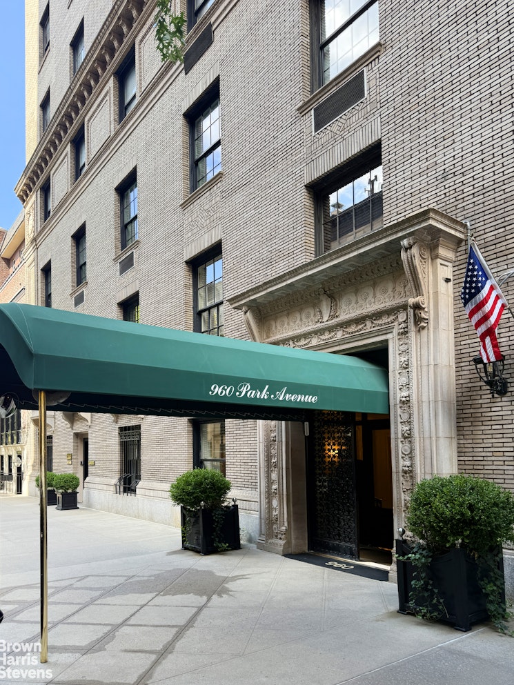 960 Park Avenue, Unit 2NDFLE Manhattan, NY 10028 - Photo 10 of 11
