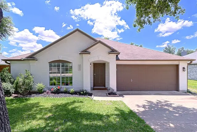 a view of a house with backyard and garden