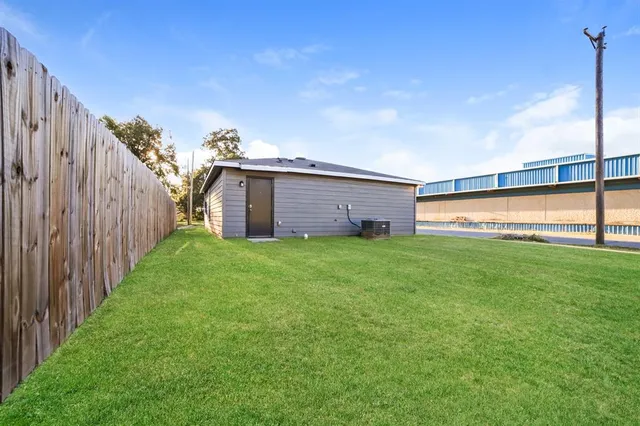 a view of a house with backyard and garden