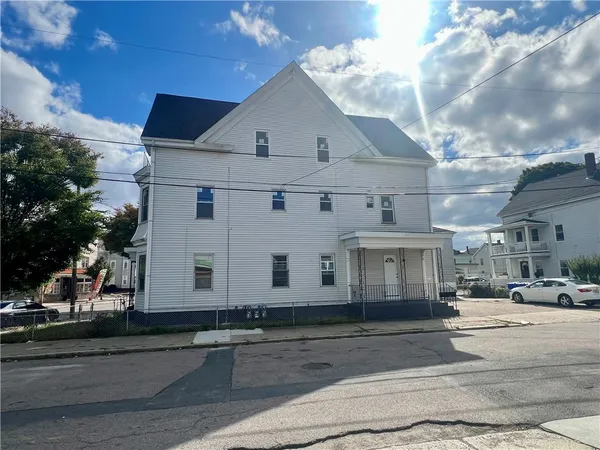 $1,300 | 686 Broadway, Unit 3F, Pawtucket, RI 02860
