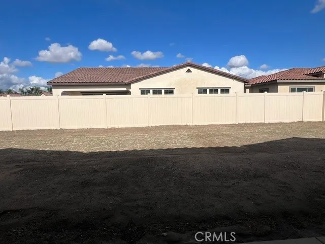 a view of back yard of the house