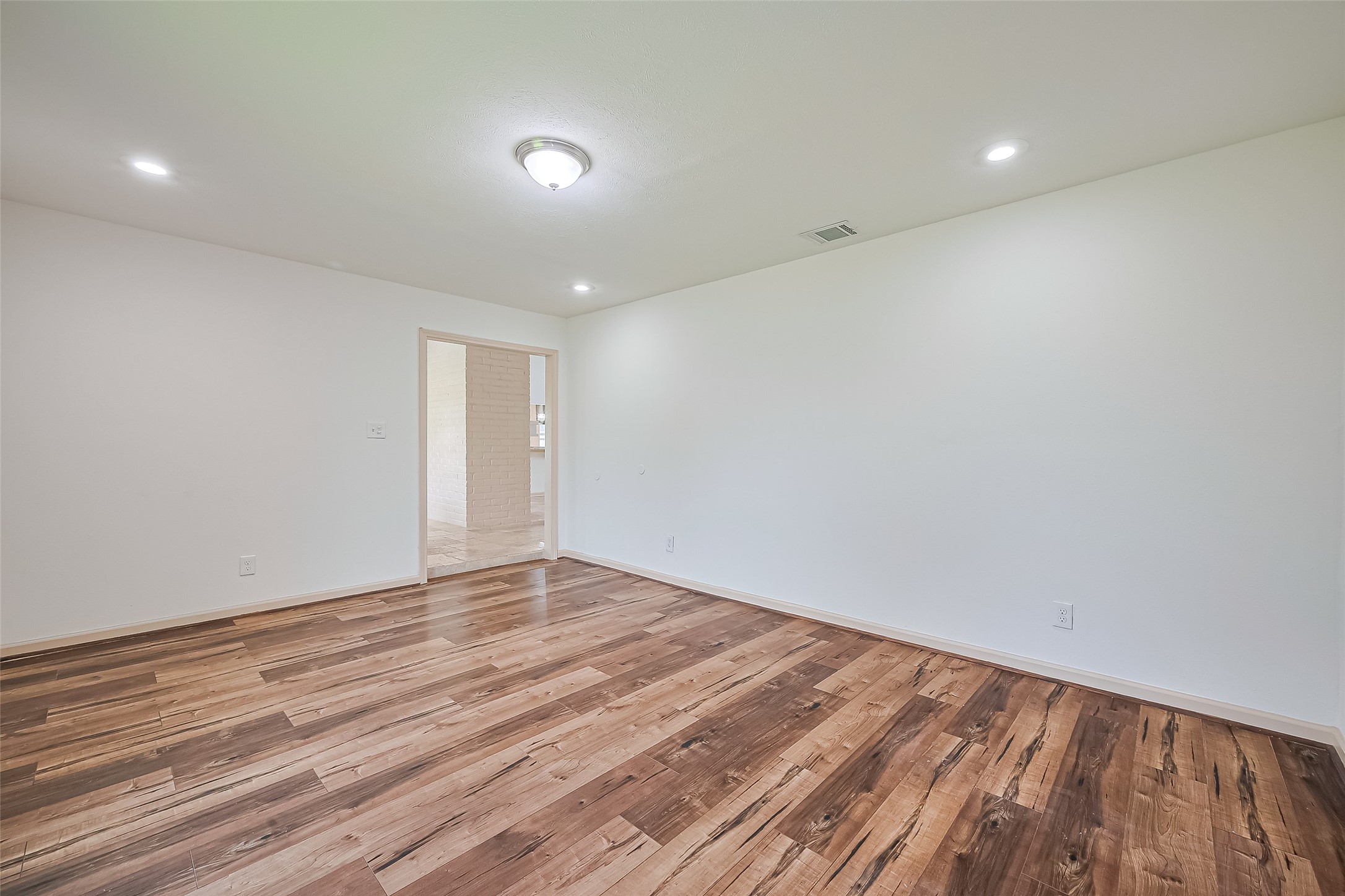 982 West Donovan Street Houston, TX 77091 - Photo 10 of 39 a view of an empty room