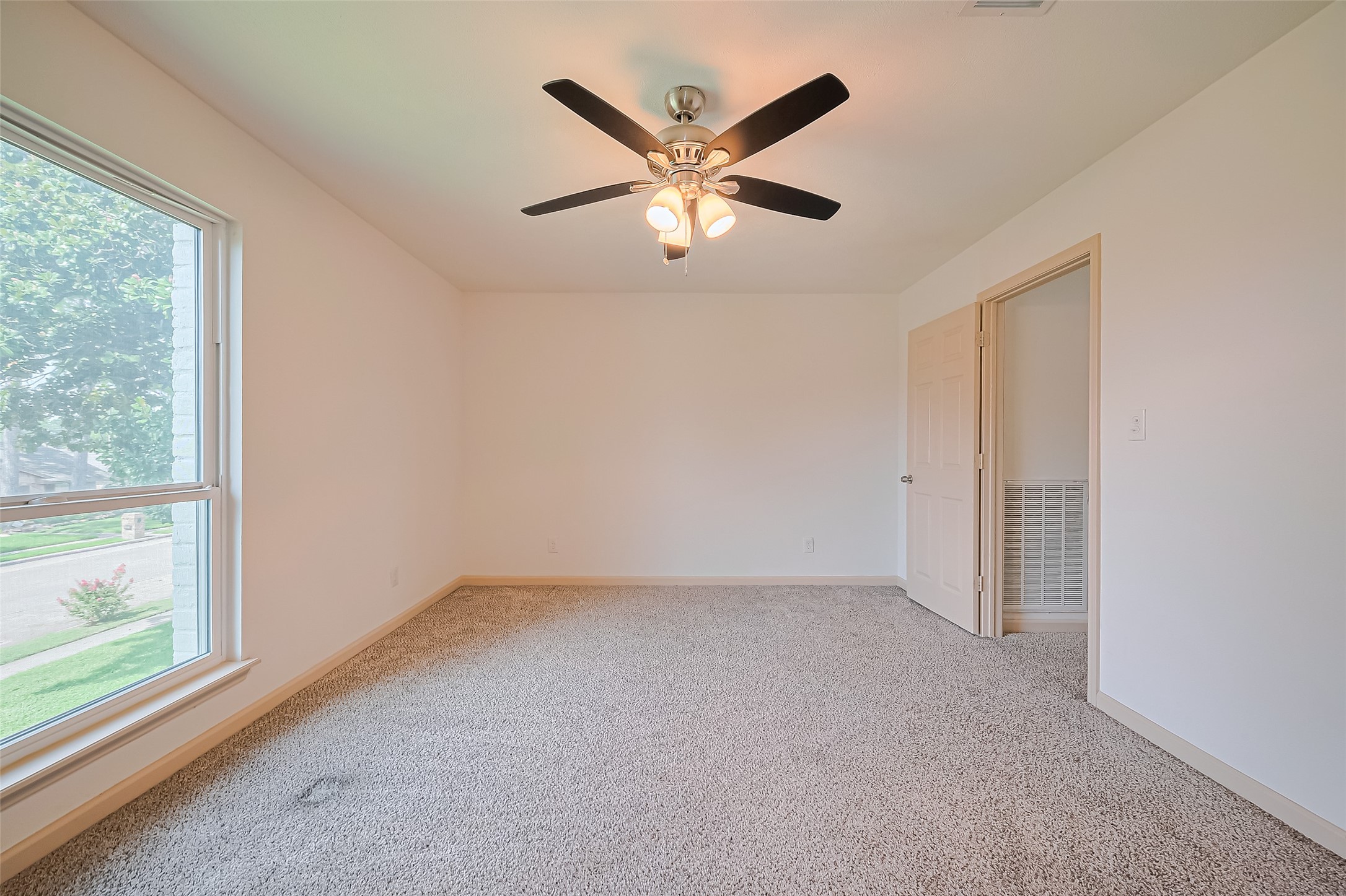 982 West Donovan Street Houston, TX 77091 - Photo 25 of 39 an empty room with a ceiling fan and window