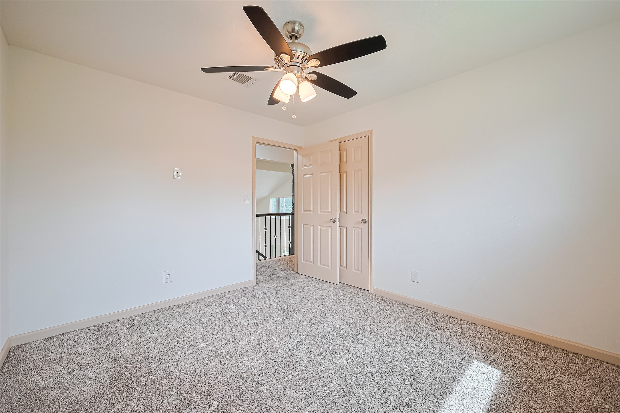 982 West Donovan Street Houston, TX 77091 - Photo 27 of 39 an empty room with closet and ceiling fan