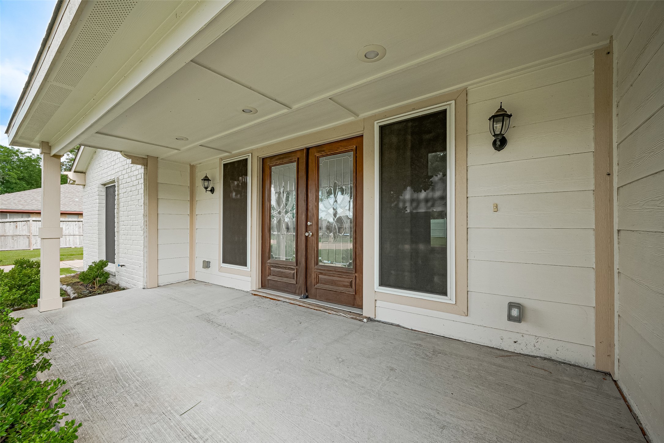 982 West Donovan Street Houston, TX 77091 - Photo 2 of 39 a view of a house with a porch
