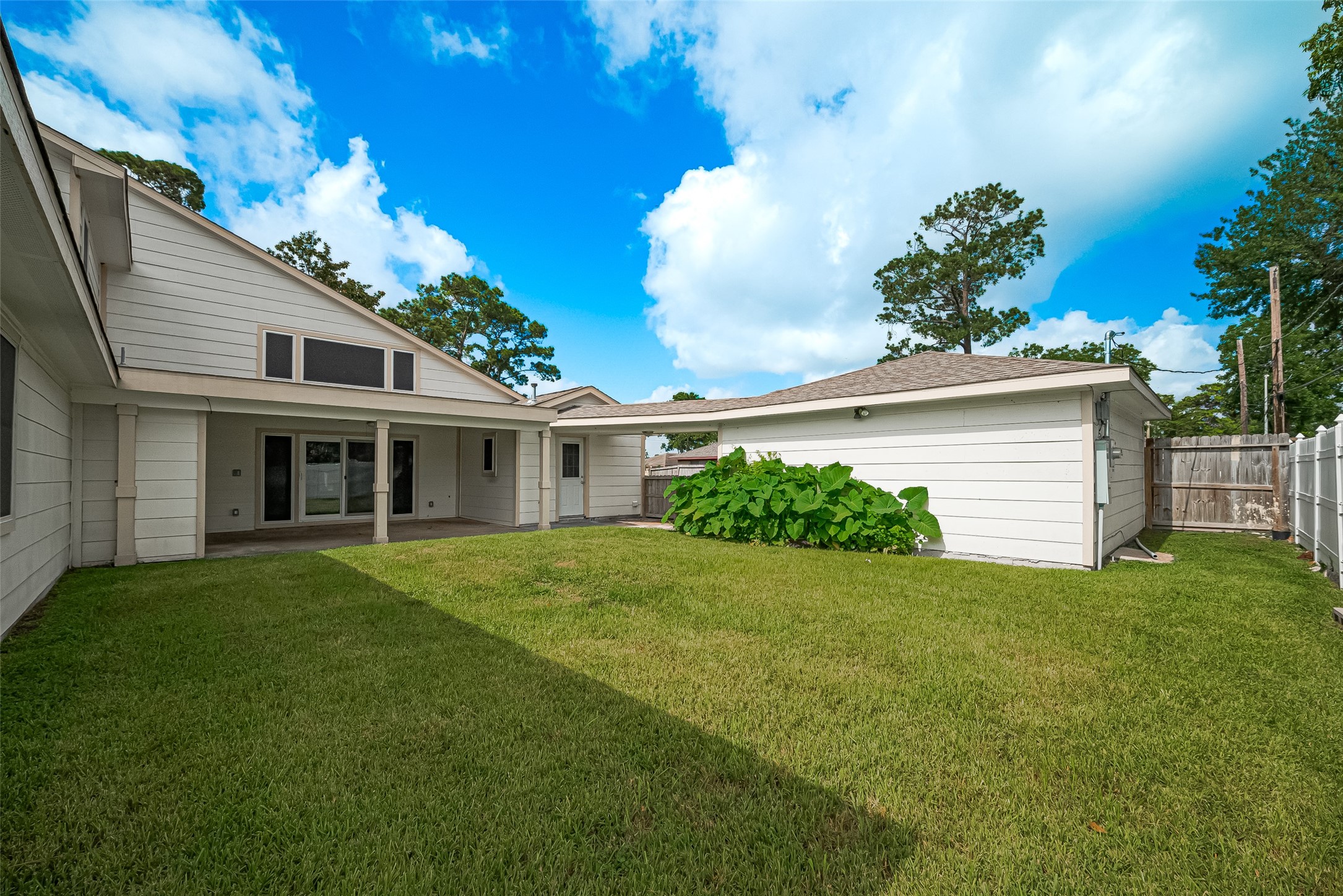 982 West Donovan Street Houston, TX 77091 - Photo 38 of 39 a front view of a house with a garden