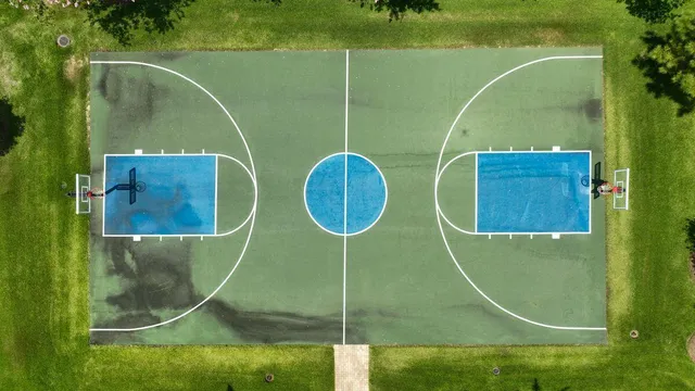 a view of a back yard