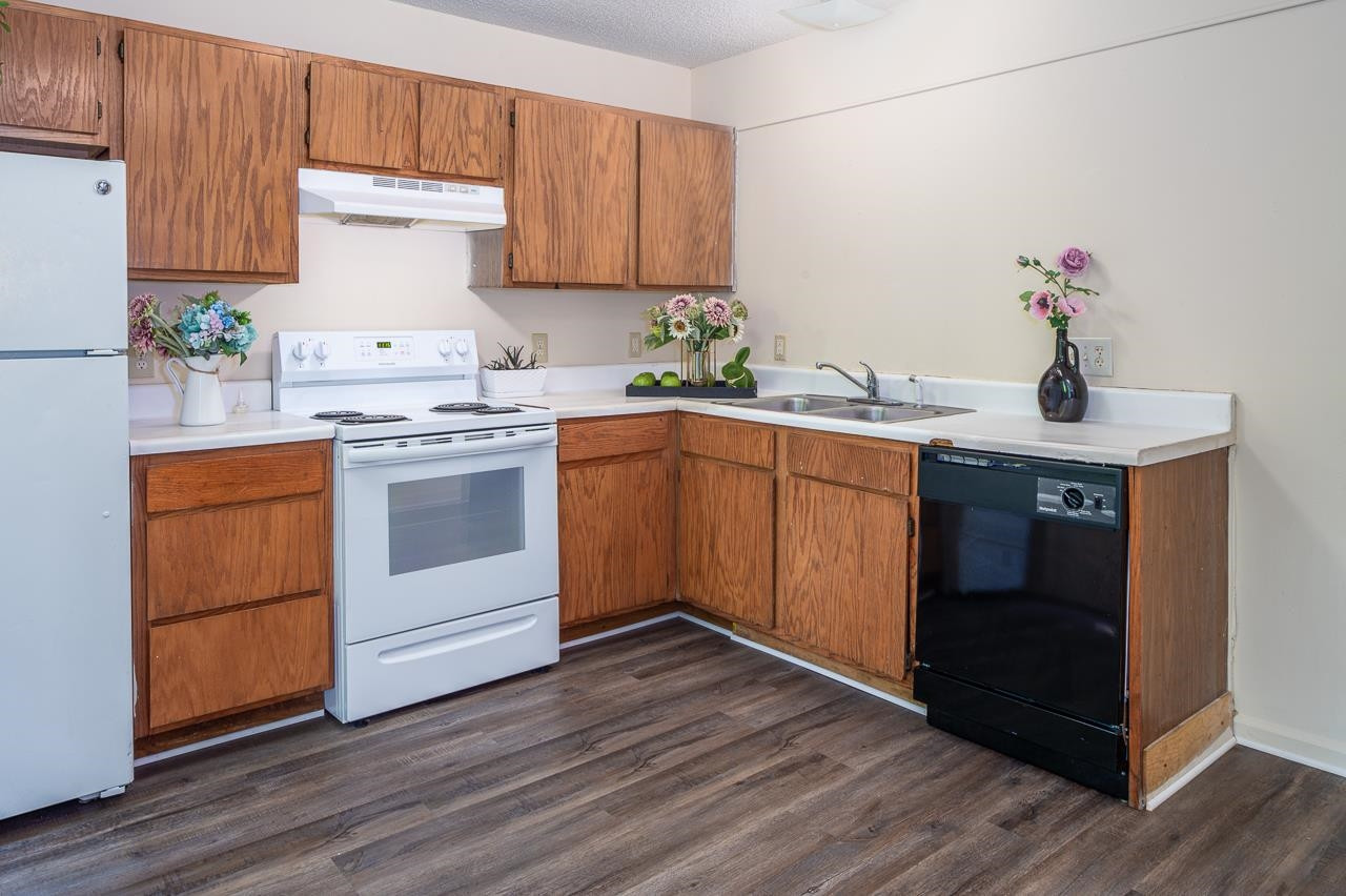 4264 Kaplan Drive Raleigh, NC 27606 - Photo 6 of 23 Kitchen